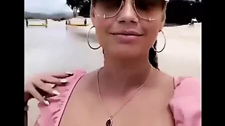 Chanel sulla costa occidentale in topless con capezzoli e areole in bella vista