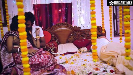 Deshi Dulhan Ki Pahali Suhagraat: Il marito ha organizzato un incontro sessuale tra sua moglie e il suo fidanzato (audio in hindi)