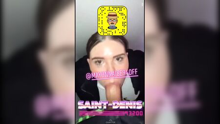 Una ragazza di origine magrebina
