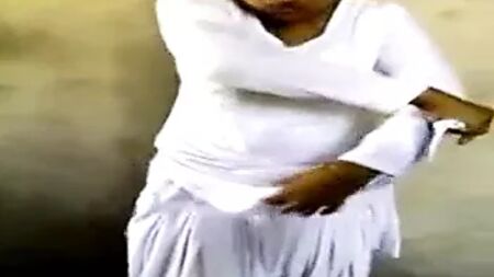Una ragazza punjabi si spoglia e tocca il pene