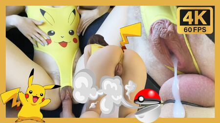 La mia sorellastra diciottenne mi cavalca sulla sedia del sesso vestita da Pikachu e si prende una sborrata. Cosplay di Pokémon
