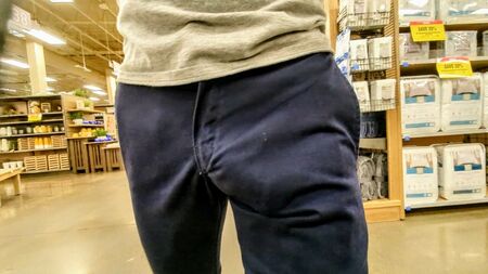 Un rigonfiamento enorme in pubblico. Nuovi pantaloni per mettersi in mostra e andare senza mutande