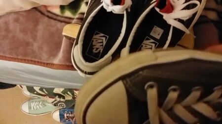 un'enorme sborrata sulle scarpe da ginnastica di una donna