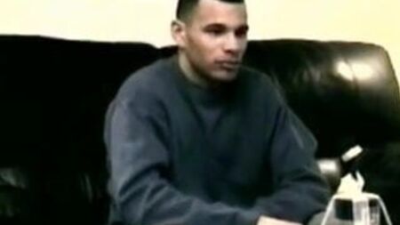 Un sosia di Mike Tyson riceve una sega da un uomo