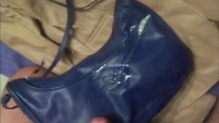 sperma su una borsa in morbida pelle e su una giacca di pelle