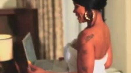 Deelishis: Il culo sexy di una MILF nera (PG13) - Ameman
