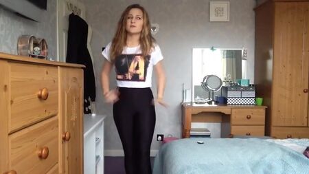 Una ragazza sexy prova dei leggings attillati e lucidi in spandex