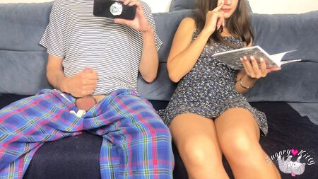 Il mio fratellastro guardava un porno davanti a me! Ma mi sono eccitata e ci siamo masturbati a vicenda! Orgasmo