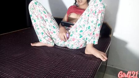 Una sorellastra adolescente indiana sorpresa a guardare un film porno
