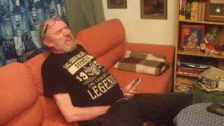Una scrofa guarda un porno sul cellulare e si masturba