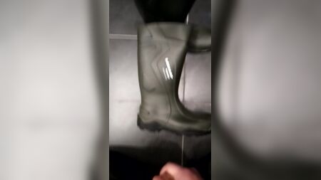 Sborra sugli stivali di gomma Dunlop Purofort: eiaculazione sugli stivali di gomma
