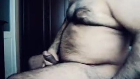 Un orso enorme che sfoggia la sua biancheria intima! Che cazzo enorme!