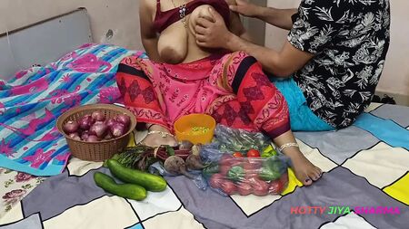 XXX Bhabhi, mentre vendeva verdura mettendo in mostra i suoi capezzoli gonfi, ha suscitato le risate di un cliente!