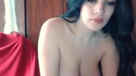 Camgirl russa con capezzoli grandi e tette