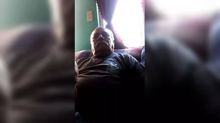 Il nonno pervertito che si masturba sul divano