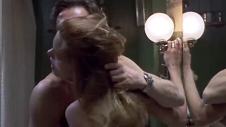 Natasha Henstridge scopa nel film «Maximum Risk»
