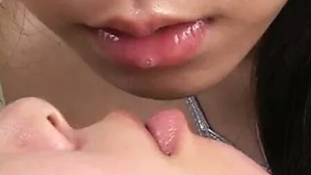 Belle ragazze giapponesi che si baciano spruzzando leggermente la saliva