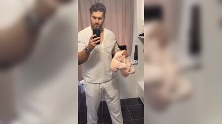 Un tizio con un enorme rigonfiamento nei pantaloni bianchi