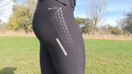 Leggings da palestra attillati con il sedere in bella vista