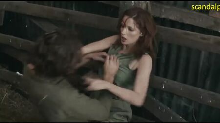 Kelly Reilly scopa nel film *Puffball*