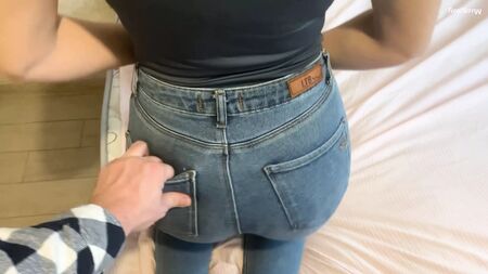 Sesso anale con la sorella minore di un amico senza nemmeno spogliarsi