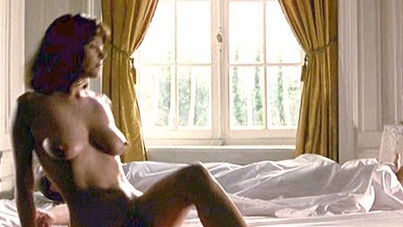 La scena di nudo di Polly Walker in *Eight and a Half Women*