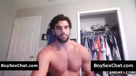 Un ragazzo sexy con un cazzo enorme in diretta