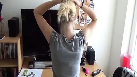 La ragazza si becca una sculacciata