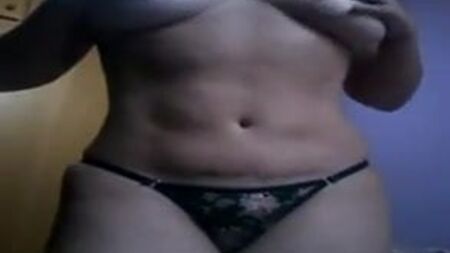 Una donna sposata formosa che si toglie le mutandine