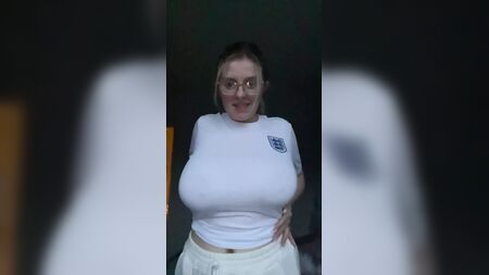 Una nerd sexy con capezzoli e tette enormi