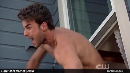 Nathaniel Buzolic si spoglia in intimo sexy