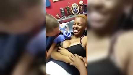 Il capezzolo è saltato fuori mentre mi facevo un tatuaggio