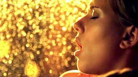 Scarlett Johansson beccata a toccarsi in macchina su ScandalPlanet.Com