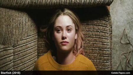 Scene di nudo e masturbazione dell'attrice famosa Virginia Gardner