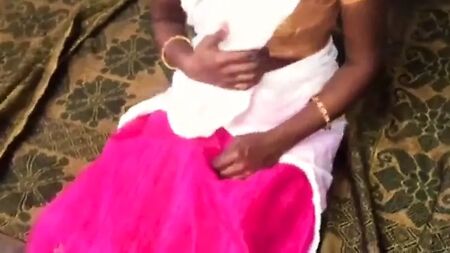 Una ragazza di un villaggio tamil che prova il sesso anale