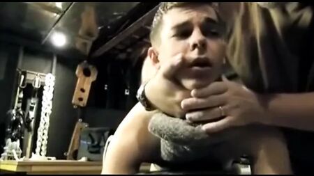 Il ragazzo viene legato e maltrattato