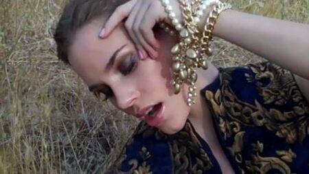 Christa B. Allen, protagonista di "Revenge", si masturba