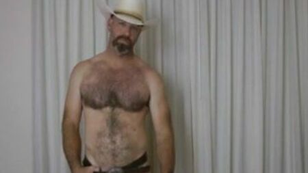 Il cowboy lucida la fibbia della cintura e spruzza