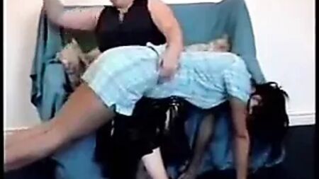 La matrigna sculaccia la figlia