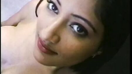 Una troia indiana sexy adora farsi leccare la figa sulla sedia