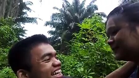 Un bacio in giardino con la mia amata fidanzata