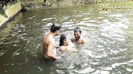 BHABI CON LE TETTE GRANDI E SPORCHE FA IL BAGNO IN UNO STAGNO CON IL BEL DEBORJI (ALL'APERTO)