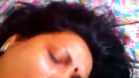Una bhabhi indiana succhia un cazzo e si fa sborrare in faccia