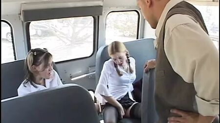 Due ragazze si stanno scopando un ragazzo sul sedile posteriore della sua auto