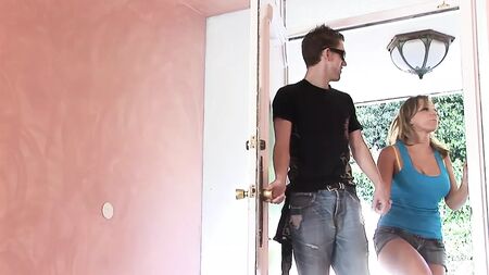 La formosa BBW Nikki Sexx succhia e scopa un grosso cazzo