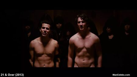 Scene di film con Skylar Astin nudo e sexy
