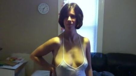 Chell, una ragazza sexy amatoriale, con i capezzoli che si intravedono attraverso la maglietta