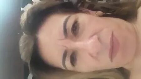 Una donna matura con la figa in fiamme che viene come una giumenta