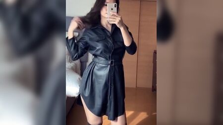 Abito a camicia in pelle e stivali sopra il ginocchio