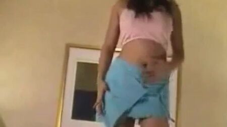La modella indonesiana Midah balla in modo sensuale